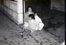 Mujeres con niños pidiendo – Foto 4