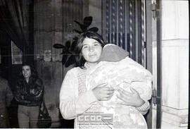 Mujeres con niños pidiendo – Foto 8