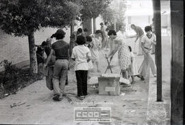 Personas limpiando las afueras de un local – Foto 28