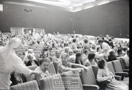 Mujeres en Salón de actos – Foto 2