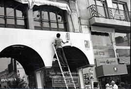 Retirada de carteles de Fuerza Nueva de los comercios – Foto 2