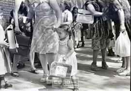Niños dirigiéndose al colegio – Foto 9
