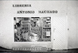 Atentado contra la librería Antonio Machado – Foto 1