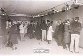 Público observando una exposición de pintura – Foto 6