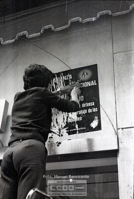 Retirada de carteles de Fuerza Nueva de los comercios – Foto 5