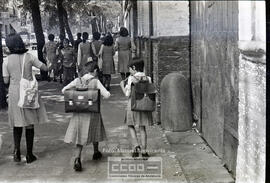 Niños dirigiéndose al colegio – Foto 7