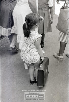 Niños dirigiéndose al colegio – Foto 5