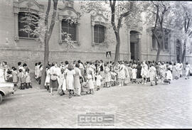 Madres y niños entrando en un colegio – Foto 18