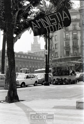 Jóvenes colgando el cartel "Amnistía total" en la plaza Nueva – Foto 4