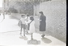 Niños dirigiéndose al colegio – Foto 15