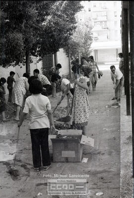 Personas limpiando las afueras de un local – Foto 24