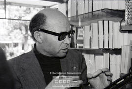 Escritor en librería – Foto 4