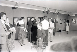 Público observando una exposición de pintura – Foto 1