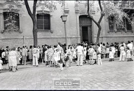 Madres y niños entrando en un colegio – Foto 14