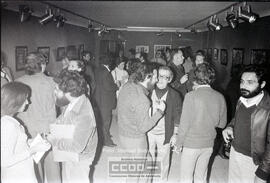 Público observando una exposición de pintura – Foto 3