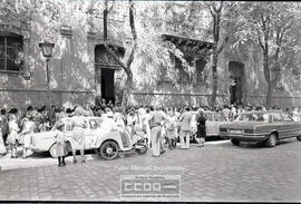 Madres y niños entrando en un colegio – Foto 5