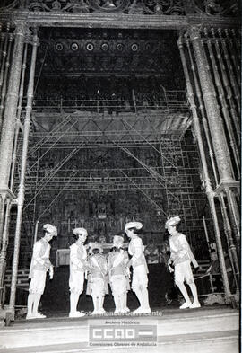Seises bailando en la Catedral de Sevilla – Foto 2