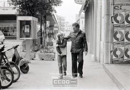 Padre e hijo por la calle – Foto 9