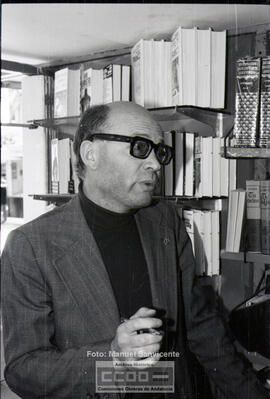 Escritor en librería – Foto 2