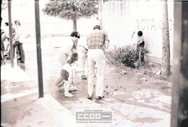 Personas limpiando las afueras de un local – Foto 6