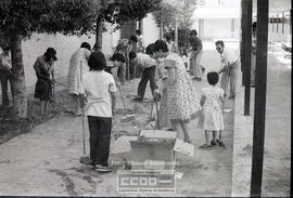 Personas limpiando las afueras de un local – Foto 25