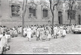 Madres y niños entrando en un colegio – Foto 17
