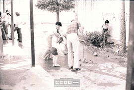 Personas limpiando las afueras de un local – Foto 7