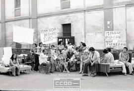 Vecinos de la calle Padre Manjón protestando – Foto 2