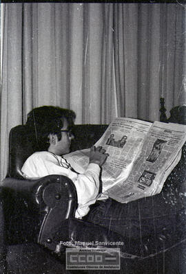 Manuel Sanvicente con los periódicos del día – Foto 2