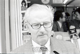 Escritor y escritora en una librería – Foto 4