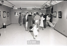 Público observando una exposición de pintura – Foto 2