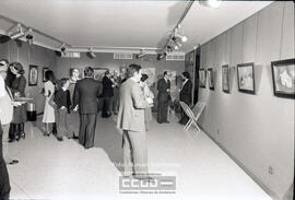 Público observando una exposición de pintura – Foto 8