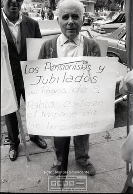 Concentración de pensionistas reivindicando descuentos en los transportes, entre otras – Foto 4