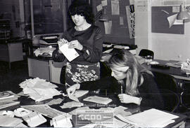 Mujeres embuchando cartas – Foto 5