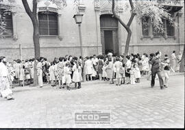 Madres y niños entrando en un colegio – Foto 13