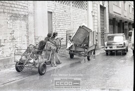 Hombre con carrito de hierros – Foto 2