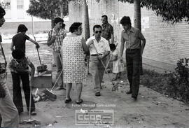 Personas limpiando las afueras de un local – Foto 15