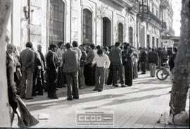 Colas para cobrar el paro y coche haciendo campaña para el PCE – Foto 11
