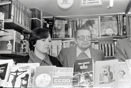 Escritor y escritora en una librería – Foto 10